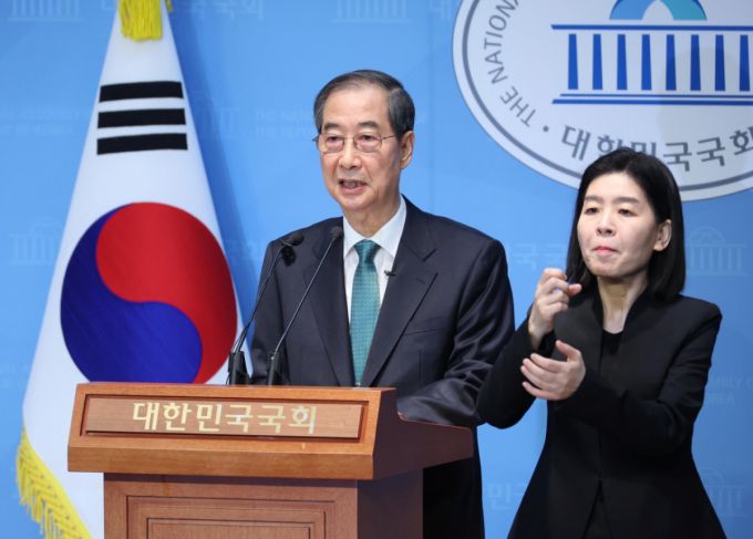 [서울=뉴시스] 고승민 기자 = 한덕수 전 국무총리가 2일 서울 여의도 국회 소통관에서 대선 출마 기자회견을 하고 있다. 2025.05.02. kkssmm99@newsis.com /사진=고승민