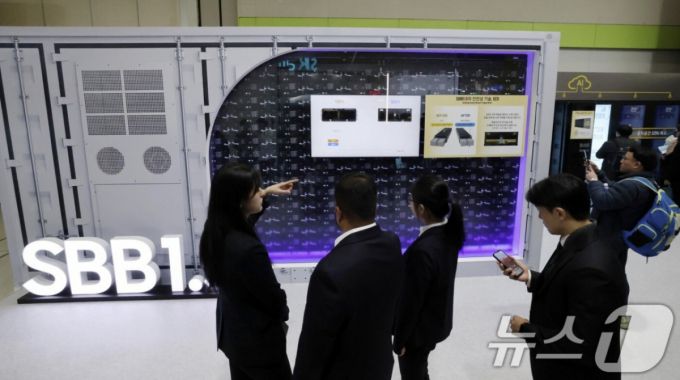 '인터배터리 2025' 삼성SDI 부스에서 관람객들이 SBB1.5를 살펴보고 있다 /사진=뉴스1