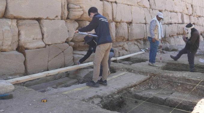우리 국가유산 전문가들이 지난해 12월 이집트의 라메세움 신전 탑문 서측 발굴조사를 수행하는 모습. / 사진 = 국가유산청 제공