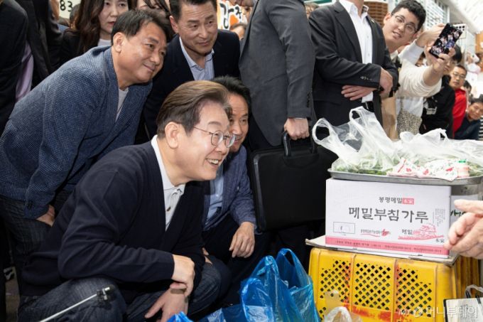 (영월=뉴스1) 이재명 기자 = '골목골목 경청투어 : 단양팔경편'에 나선 이재명 더불어민주당 대통령 후보가 4일 오후 강원 영월군 영월서부시장에서 상인과 대화를 하고 있다. 2025.5.4/뉴스1  Copyright (C) 뉴스1. All rights reserved. 무단 전재 및 재배포,  AI학습 이용 금지. /사진=(영월=뉴스1) 이재명 기자