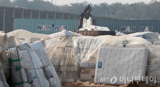 남 당진시 당진 동부항만 야적장에서 보관돼 있던 라돈검출 매트리스가 운반차량에 옮겨지고 있다. 2018.10.15/사진=뉴스1