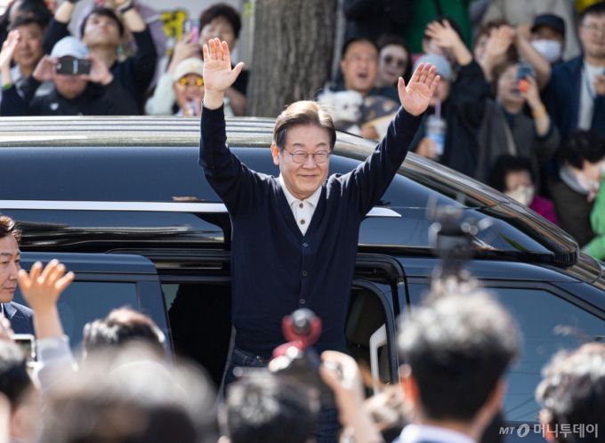 (영월=뉴스1) 이재명 기자 = '골목골목 경청투어 : 단양팔경편'에 나선 이재명 더불어민주당 대통령 후보가 4일 오후 강원 영월군 영월서부시장에 도착해 시민들을 향해 인사하고 있다. 2025.5.4/뉴스1  Copyright (C) 뉴스1. All rights reserved. 무단 전재 및 재배포,  AI학습 이용 금지. /사진=(영월=뉴스1) 이재명 기자