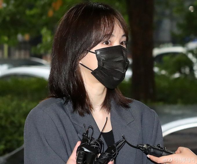 마약류 관리에 관한 법률 위반(향정) 혐의를 받고 있는 가수 남태현, 방송인 서민재가 19일 오전 서울 마포구 서부지방법원에서 진행된 첫 공판 기일에 출석하고 있다.   서민재와 남태현은 지난해 8월 마약 파문에 휘말렸다. 당시 채널A 예능프로그램 '하트시그널3' 출연자였던 서민재가 SNS를 통해 남태현과의 필로폰 투약을 폭로했던 것. 이에 경찰은 지난해 9월 서민재와 남태현의 소변과 모발을 채취해 국립과학수사연구원(국과수) 감정을 의뢰했다. 검사 결과 필로폰 양성 반응 결과가 나온 것으로 전해졌다. 2023.10.19 /사진=김창현