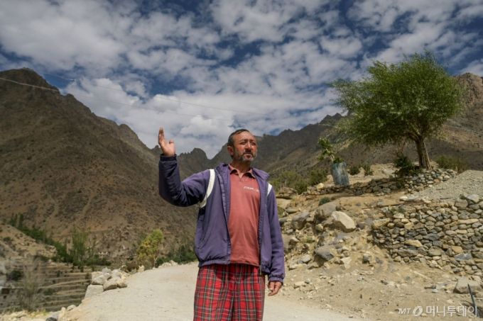 (훈데르만 AFP=뉴스1) 김지완 기자 = 지난 7월 27일 파키스탄과 국경을 맞대고 있는 인도 북부 카르길 지역의 훈데르만 마을 주민인 모하마드 바키르 씨가 AFP 통신과 인터뷰를 하고 있다. 훈데르만 마을은 고대 무역로로 지역 사회를 잇는 곳이었지만, 이제 서로 앙숙이면서 핵보유 국가인 인도와 파키스탄의 요충지가 되었다. 인도-파키스탄 북부 카슈미르의 국경은 세계에서 가장 위험한 국경 중 하나로 꼽힌다. 2024.07.27  ⓒ AFP=뉴스1  Copyright (C) 뉴스1. All rights reserved. 무단 전재 및 재배포,  AI학습 이용 금지. /사진=(훈데르만 AFP=뉴스1) 김지완 기자