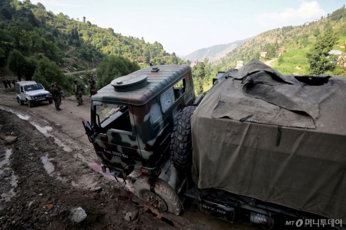 (카투아 로이터=뉴스1) 이강 기자 = 9일(현지시간) 잠무와 카슈미르의 카투아 지역에서 무장세력으로 의심되는 집단이 인도군 호송차량을 공격했다.2024.07.09  ⓒ 로이터=뉴스1  Copyright (C) 뉴스1. All rights reserved. 무단 전재 및 재배포,  AI학습 이용 금지. /사진=(카투아 로이터=뉴스1) 이강 기자