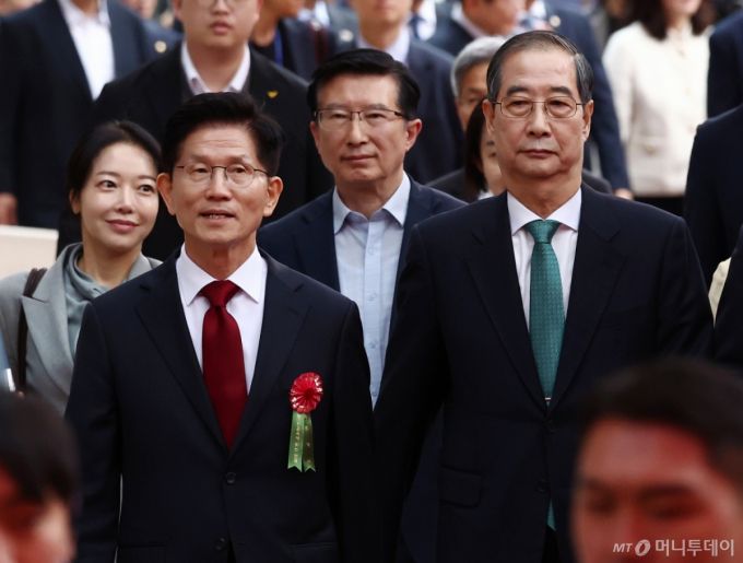 (서울=뉴스1) 김민지 기자 = 김문수 국민의힘 대통령 후보(왼쪽)와 한덕수 무소속 대통령 선거 예비후보가 5일 오전 서울 종로구 조계사에서 열린 불기 2569년 부처님오신날 봉축법요식에 참석하고 있다. 2025.5.5/뉴스1  Copyright (C) 뉴스1. All rights reserved. 무단 전재 및 재배포,  AI학습 이용 금지. /사진=(서울=뉴스1) 김민지 기자