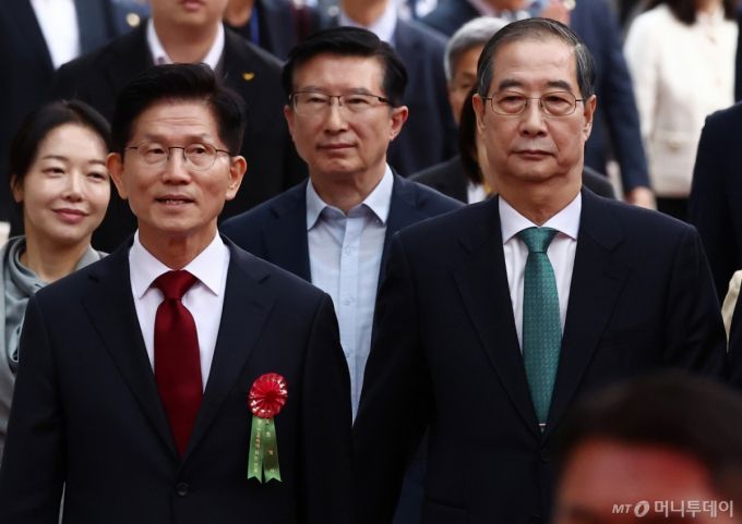 (서울=뉴스1) 김민지 기자 = 김문수 국민의힘 대통령 후보(왼쪽)와 한덕수 무소속 대통령 선거 예비후보가 5일 오전 서울 종로구 조계사에서 열린 불기 2569년 부처님오신날 봉축법요식에 참석하고 있다. 2025.5.5/뉴스1  Copyright (C) 뉴스1. All rights reserved. 무단 전재 및 재배포,  AI학습 이용 금지. /사진=(서울=뉴스1) 김민지 기자