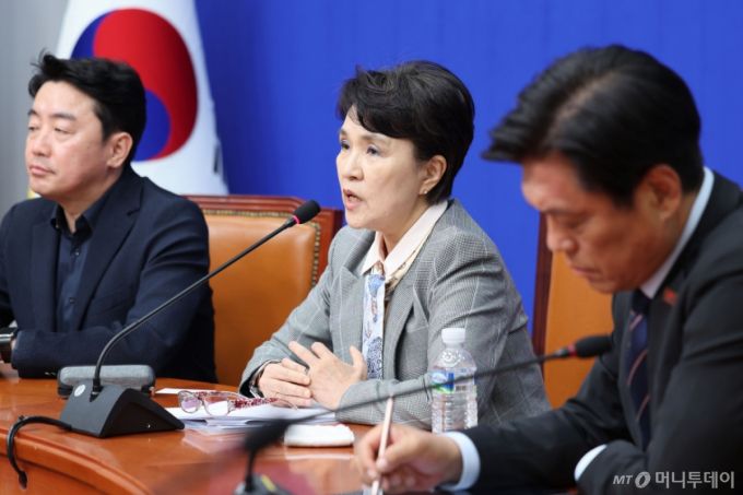 [서울=뉴시스] 권창회 기자 = 강금실 더불어민주당 총괄선거대책위원장이 5일 서울 여의도 국회에서 기자간담회를 갖고 발언하고 있다. 2025.05.05. kch0523@newsis.com /사진=권창회