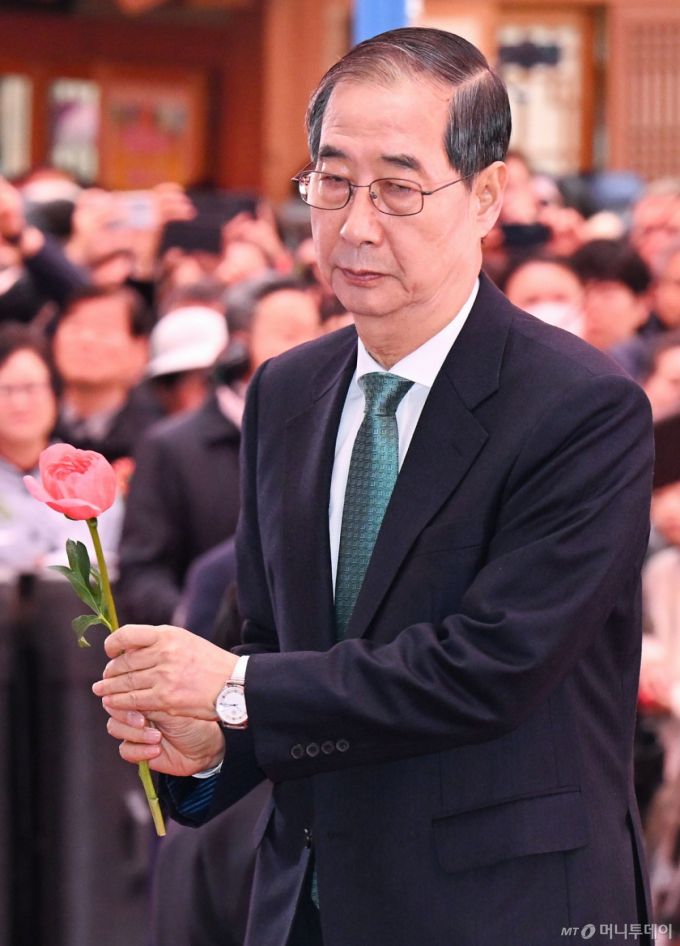 [서울=뉴시스] 최진석 기자 = 한덕수 무소속 대선 예비후보가 5일 서울 종로구 조계사에서 열린 부처님오신날 봉축법요식 육법공양에서 헌화를 위해 이동하고 있다. (대통령실통신사진기자단) 2025.05.05. myjs@newsis.com /사진=최진석