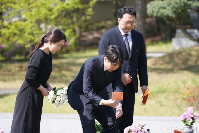 [서울=뉴시스] 고승민 기자 = 이준석 개혁신당 대선 후보가 4일 광주 국립 5.18민주묘지를 방문, 편지를 두고 있다. (사진=이준석 캠프 제공) 2025.05.04. photo@newsis.com  *재판매 및 DB 금지 /사진=고승민