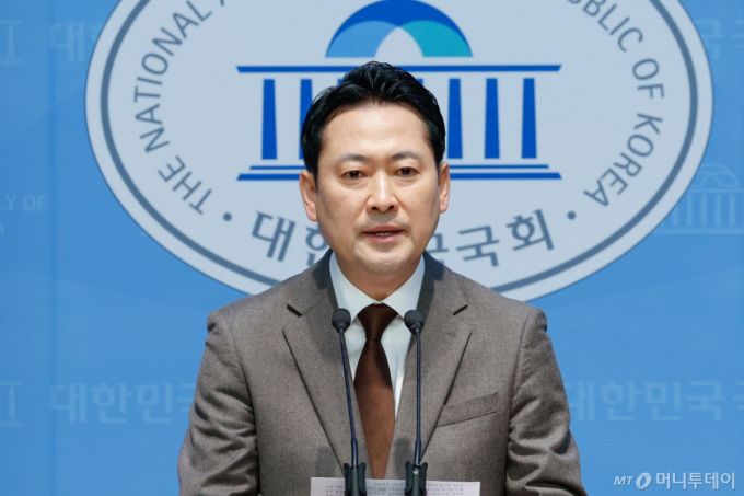 (서울=뉴스1) 안은나 기자 = 장동혁 국민의힘 의원이 31일 서울 여의도 국회 소통관에서 민주당의 헌법재판관 임기 연장법 추진 시도를 비판하며 기자회견을 하고 있다. 2025.3.31/뉴스1  Copyright (C) 뉴스1. All rights reserved. 무단 전재 및 재배포,  AI학습 이용 금지. /사진=(서울=뉴스1) 안은나 기자