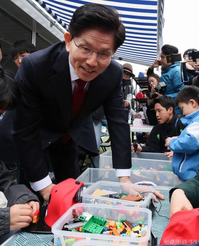 (서울=뉴스1) 허경 기자 = 김문수 국민의힘 대통령 후보가 5일 서울 종로구 광화문광장육조마당에서 열린 가족 동행 축제 '펀펀한 광화문광장'을 방문해 어린이들과 블럭 모자를 만들고 있다. 2025.5.5/뉴스1  Copyright (C) 뉴스1. All rights reserved. 무단 전재 및 재배포,  AI학습 이용 금지. /사진=(서울=뉴스1) 허경 기자