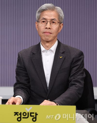 [서울=뉴시스] 추상철 기자 = 2일 오전 서울 영등포구 여의도 KBS 스튜디오에서 열린 중앙선거방송토론위원회의 '제21대 대통령선거 정책토론회'에서 권영국 정의당 대표가 토론 준비를 하고 있다. 2025.05.02. scchoo@newsis.com /사진=추상철