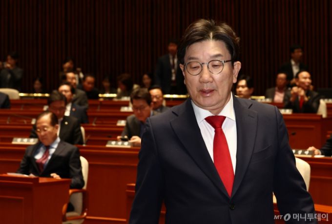 (서울=뉴스1) 김민지 기자 = 권성동 국민의힘 원내대표가 5일 서울 여의도 국회에서 열린 의원총회에서 발언하기 위해 단상으로 향하고 있다. 왼쪽은 권영세 비대위원장. 2025.5.5/뉴스1  Copyright (C) 뉴스1. All rights reserved. 무단 전재 및 재배포,  AI학습 이용 금지. /사진=(서울=뉴스1) 김민지 기자