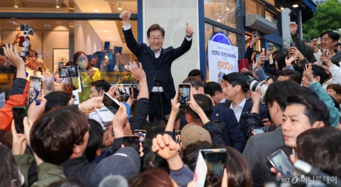 (진천=뉴스1) 안은나 기자 = 이재명 더불어민주당 대통령 후보가 2차 골목골목 경청투어에 나선 5일 오후 충북 진천군의 혁신도시 상가를 찾아 즉흥 연설에 앞서 인사하고 있다. 2025.5.5/뉴스1  Copyright (C) 뉴스1. All rights reserved. 무단 전재 및 재배포,  AI학습 이용 금지. /사진=(진천=뉴스1) 안은나 기자