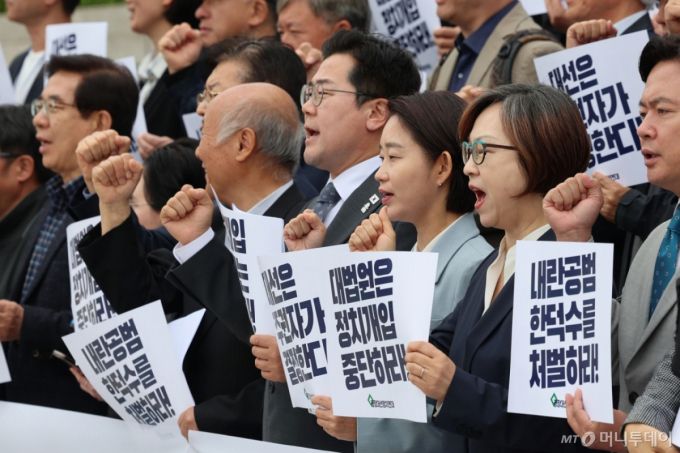 [서울=뉴시스] 권창회 기자 = 박찬대 더불어민주당 당대표 직무대행 겸 원내대표, 김재연 진보당 대선 후보를 비롯한 광장대선연합정치시민연대 참석자들이 5일 서울 여의도 국회에서 조희대 대법원장 사퇴 촉구 비상시국선언에서 구호를 외치고 있다. 2025.05.05. kch0523@newsis.com /사진=권창회