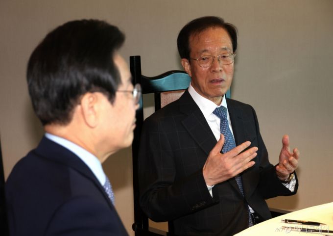 (서울=뉴스1) 국회사진취재단 = 이석연 전 법제처장이 28일 서울 여의도 한 식당에서 이재명 더불어민주당 대표와 만나 대화를 나누고 있다. 2024.11.28/뉴스1  Copyright (C) 뉴스1. All rights reserved. 무단 전재 및 재배포,  AI학습 이용 금지. /사진=(서울=뉴스1) 국회사진취재단