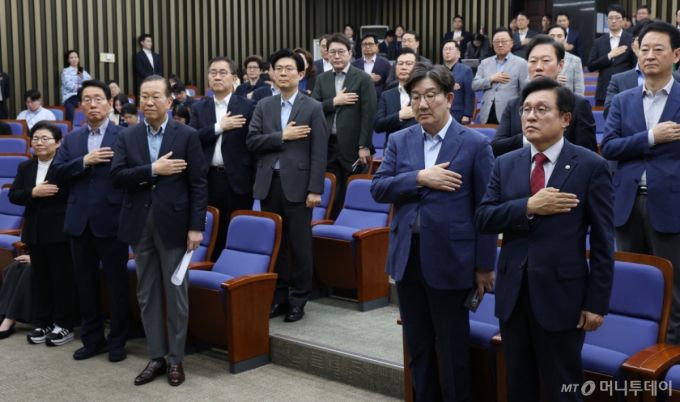 국민의힘 권영세 비상대책위원장과 권성동 원내대표를 비롯한 의원들이 6일 오후 서울 여의도 국회에서 열린 의원총회에서 국기에 경례를 하고 있다.   2025.5.6/사진=뉴스1 /사진=(서울=뉴스1) 이광호 기자