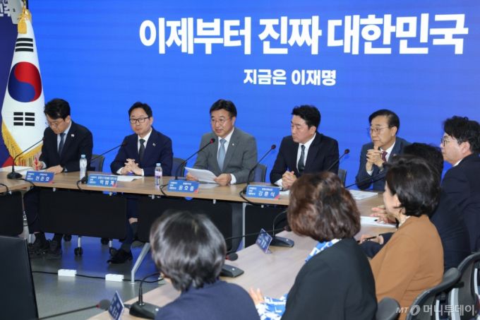 (서울=뉴스1) 이광호 기자 = 윤호중 더불어민주당 선대위 총괄본부장이 6일 오전 서울 여의도 당사에서 열린 진짜 대한민국 중앙선거대책위원회 총괄본부장단 회의에서 발언하고 있다. 2025.5.6/뉴스1  Copyright (C) 뉴스1. All rights reserved. 무단 전재 및 재배포,  AI학습 이용 금지. /사진=(서울=뉴스1) 이광호 기자