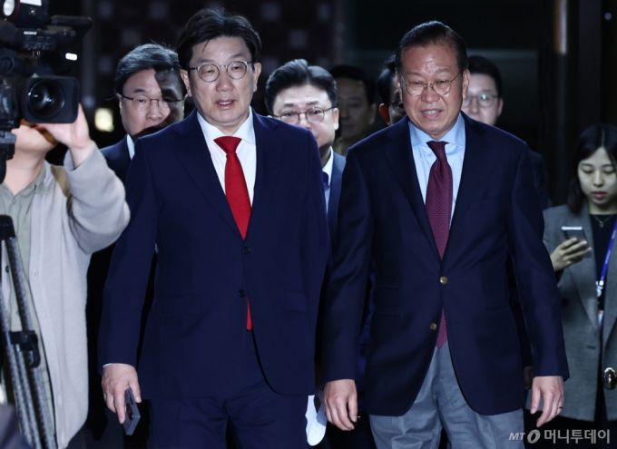 (서울=뉴스1) 김민지 기자 = 국민의힘 권영세 비상대책위원장과 권성동 원내대표가 5일 국회에서 열린 의원총회에 입장하고 있다. 2025.5.5/뉴스1  Copyright (C) 뉴스1. All rights reserved. 무단 전재 및 재배포,  AI학습 이용 금지. /사진=(서울=뉴스1) 김민지 기자