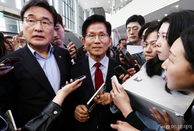김문수 국민의힘 대통령 후보가 6일 경북 경주시 HICO(정상회의장) 미디어센터에서, 단일화 문제를 놓고 당 지도부와 갈등을 빚자 일정 중단을 선언한 뒤 김대식 의원과 이동하고 있다. 2025.5.6/사진=뉴스1 /사진=(포항=뉴스1) 김민지 기자