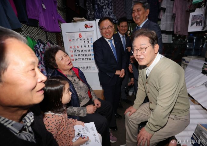 [옥천=뉴시스] 조성봉 기자 = 민심을 청취하는 '경청 투어'에 나선 이재명 더불어민주당 대선후보가 6일 충북 옥천군 옥천공설시장의 '국민보도연맹' 사건 피해자 유가족 상점을 찾아 대화를 나누고 있다. (공동취재) 2025.05.06. photo@newsis.com /사진=