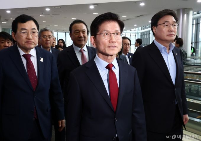 김문수 국민의힘 대통령 후보가 6일 경북 경주시 HICO(정상회의장) 미디어센터에서 단일화 문제를 놓고 당 지도부와 갈등을 빚고 있는 가운데 김 후보 설득에 나선 김대식, 엄태영 의원과 이동하고 있다. 2025.5.6/뉴스1  Copyright (C) 뉴스1. All rights reserved. 무단 전재 및 재배포,  AI학습 이용 금지.