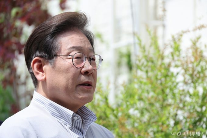 이재명 더불어민주당 대통령 후보가 2차 골목골목 경청투어 마지막 날인 7일 오후 전북 전주시의 카페 앞에서 공직선거법 위반 사건 파기환송심 첫 공판기일 연기에 대해 "법원의 합당한 결정"이라는 입장을 밝히고 있다. /사진=뉴스1