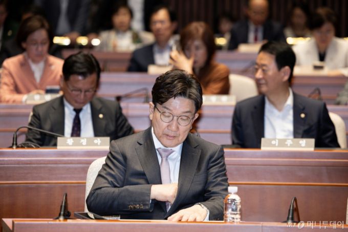 권성동 국민의힘 원내대표가 7일 오후 서울 여의도 국회에서 열린 의원총회에서 자료를 살펴보고 있다. 2025.5.7/뉴스1  Copyright (C) 뉴스1. All rights reserved. 무단 전재 및 재배포,  AI학습 이용 금지.