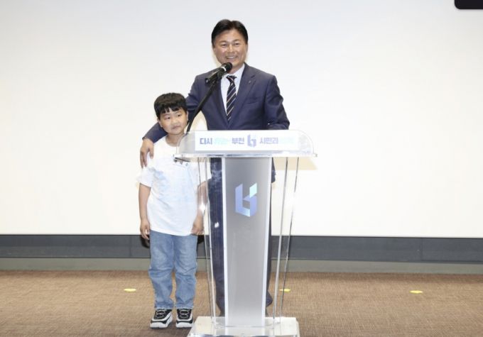 경기도 부천시는 지난 1일 열린 '제 103회 어린이날 기념식'에서 부원초등학교 3학년 정태운 군에게 모범 어린이 표창장을 수여했다고 7일 밝혔다.  정군은 지난 1월8일 오후10시20분쯤 경기도 부천 자택에서 급성 심근경색으로 쓰러진 어머니 48살 박금옥 씨를 심폐소생술로 살렸다./사진제공=부천시