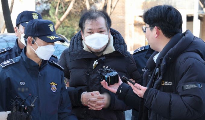 불법 정치자금 수수 혐의를 받는 '건진법사' 전성배씨가 지난해 12월19일 오전 서울 양천구 서울남부지방법원에서 열린 영장실질심사(구속 전 피의자심문)에 출석하고 있다. /사진=뉴스1