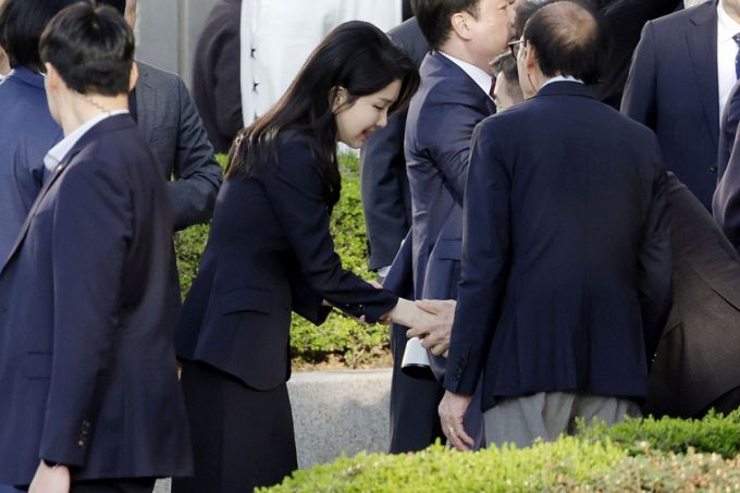 윤석열 전 대통령 부인 김건희 여사가 지난 4월11일 서울 서초구 사저로 들어서며 마중 나온 관계자들과 인사하고 있다. /사진=뉴시스