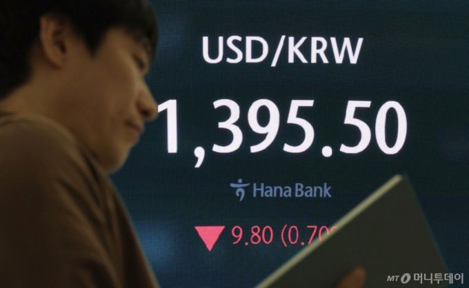 7일 서울 중구 하나은행 딜링룸에서 딜러들이 업무를 하고 있다.  /사진=뉴시스