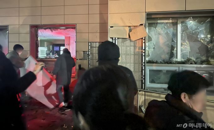 지난 1월 19일 새벽 윤석열 대통령에 대한 구속영장이 발부되자 서울 서부지법에 지지자들이 진입해 난동을 부리고 있다. /사진=뉴스1