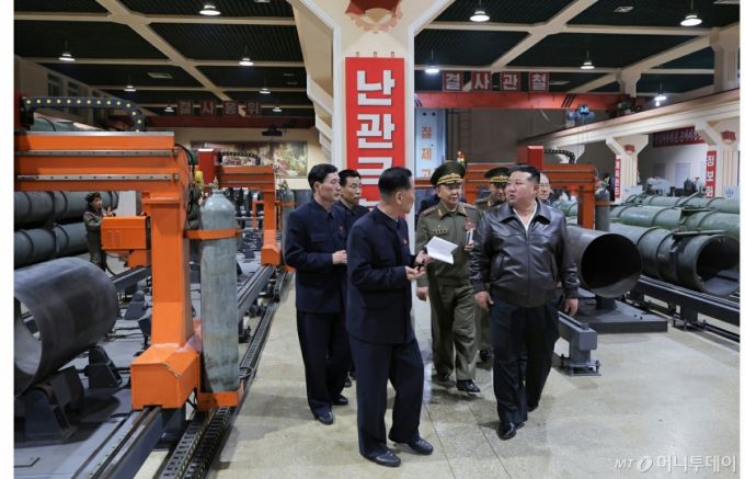 북한 김정은 노동당 총비서가 제2경제위원회 산하 중요군수기업소들을 현지지도했다고 당 기관지 노동신문이 7일 보도했다. 신문은 포탄생산기업소가 단계별 현대화 과업을 완벽하게 집행해 포탄생산실적을 평년 수준의 4배, 최고 생산 연도 수준의 근 2배로 끌어 올렸다고 강조했다. / 사진=뉴스1