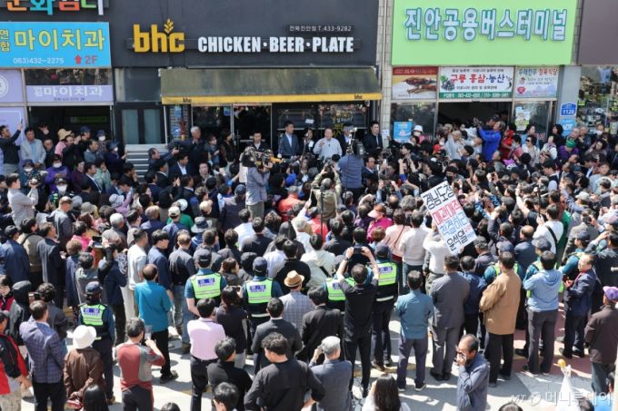 (진안=뉴스1) 안은나 기자 = 이재명 더불어민주당 대통령 후보가 2차 골목골목 경청투어 마지막 날인 7일 오전 전북 진안군 진무로를 찾아 즉흥 연설하고 있다. 2025.5.7/뉴스1  Copyright (C) 뉴스1. All rights reserved. 무단 전재 및 재배포,  AI학습 이용 금지. /사진=(진안=뉴스1) 안은나 기자