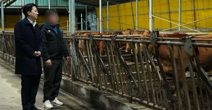 이준석 개혁신당 대선 후보가 '직업 100' 프로젝트 과정에서 한우 농가에 방문해 고충을 듣는 모습. /사진=이준석 유튜브.