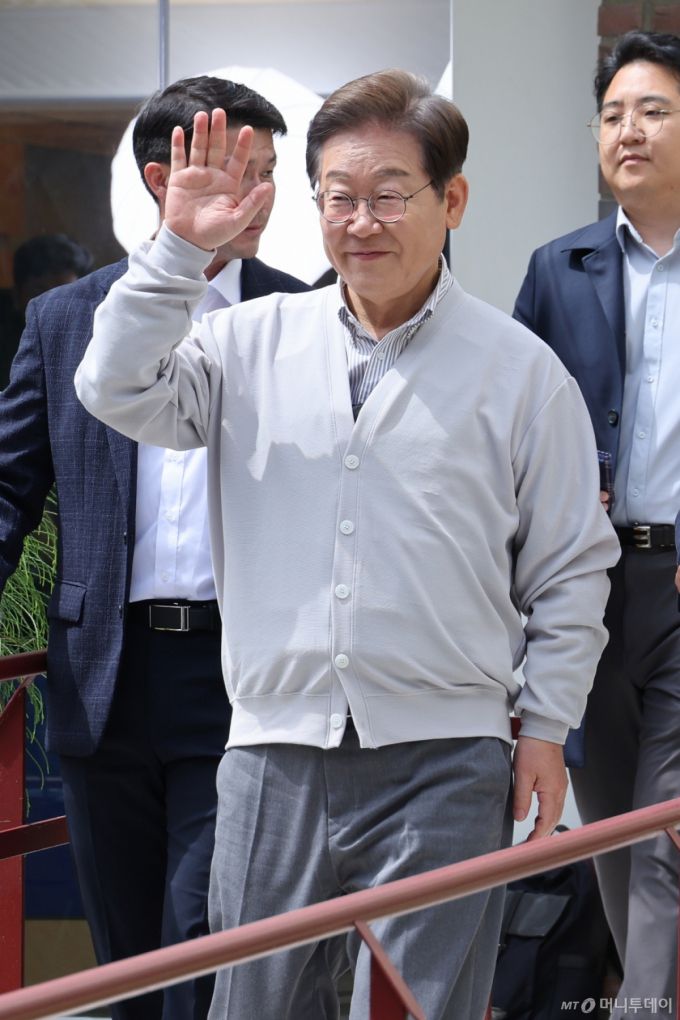 (전주=뉴스1) 안은나 기자 = 이재명 더불어민주당 대통령 후보가 2차 골목골목 경청투어 마지막 날인 7일 오후 전북 전주시의 카페를 나서며 인사하고 있다. 2025.5.7/뉴스1  Copyright (C) 뉴스1. All rights reserved. 무단 전재 및 재배포,  AI학습 이용 금지. /사진=(전주=뉴스1) 안은나 기자