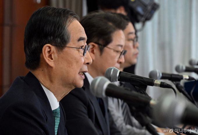 한덕수 무소속 대통령선거 예비후보가 6일 서울 중구 코리아나호텔에서 열린 관훈클럽 초청 토론회에서 기조연설을 하고 있다. 2025.5.6/사진=뉴스1 /사진=(서울=뉴스1) 국회사진취재단