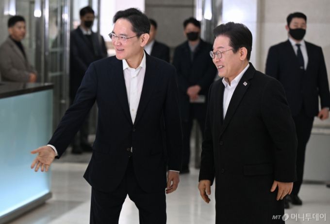 (서울=뉴스1) 김민지 기자 = 이재명 더불어민주당 대표와 이재용 삼성전자 회장이 20일 오전 서울 강남구 삼성 청년 소프트웨어 아카데미(SSAFY)에서 환담을 하기 위해 이동하고 있다. (공동취재) 2025.3.20/뉴스1  Copyright (C) 뉴스1. All rights reserved. 무단 전재 및 재배포,  AI학습 이용 금지. /사진=(서울=뉴스1) 김민지 기자