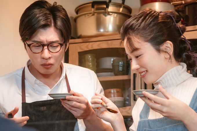 영화 '그리고 바통은 넘겨졌다'에서 부녀 관계로 출연한 배우 다나카 케이(사진 왼쪽)와 나가노 메이(사진 오른쪽). /사진=㈜라이크콘텐츠