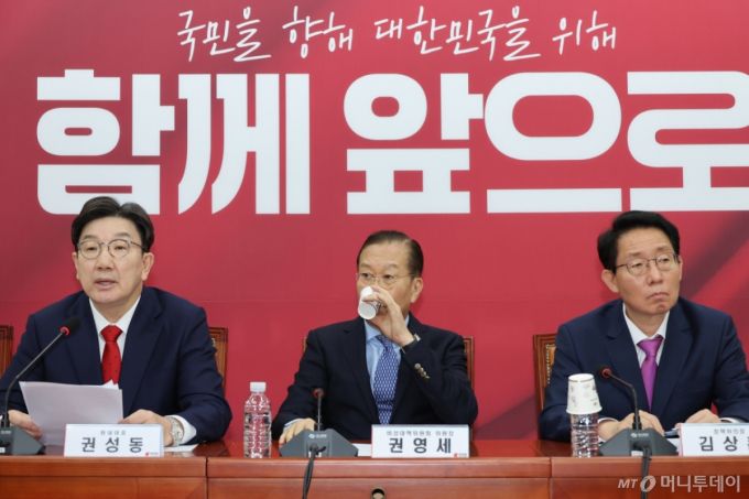 (서울=뉴스1) 안은나 기자 = 권성동 국민의힘 원내대표가 8일 오전 서울 여의도 국회에서 열린 비상대책위원회의에서 발언하고 있다. 왼쪽부터 권 원내대표, 권영세 비대위원장, 김상훈 정책위의장. 2025.5.8/뉴스1  Copyright (C) 뉴스1. All rights reserved. 무단 전재 및 재배포,  AI학습 이용 금지. /사진=(서울=뉴스1) 안은나 기자