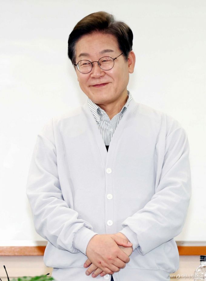 [익산=뉴시스] 조성봉 기자 = 민심을 청취하는 '경청 투어'에 나선 이재명 더불어민주당 대선후보가 7일 전북 익산시 인북로 대한노인회 익산지회에서 열린 임원 간담회에서 미소를 짓고 있다. 2025.05.07. suncho21@newsis.com /사진=조성봉