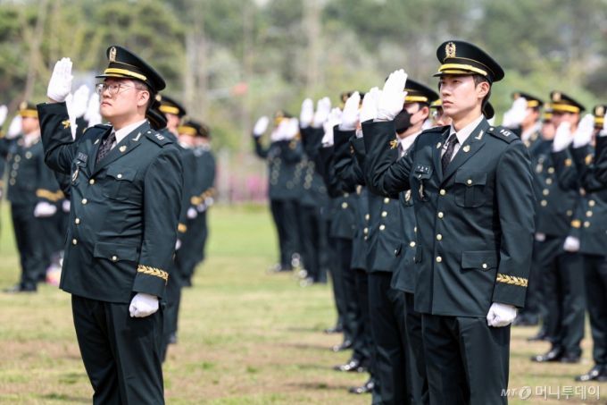 [서울=뉴시스] 24일 충북 괴산 육군학생군사학교에서 열린 '제55기 의무사관 임관식'에서 임관장교들이 선서를 하고 있다. (사진=국방부 제공) 2025.04.24. photo@newsis.com *재판매 및 DB 금지 /사진=류현주