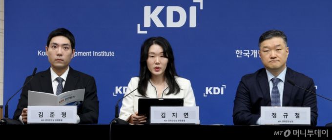 (세종=뉴스1) 김기남 기자 = 김준형 KDI 동향총괄, 김지연 KDI 전망총괄, 정규철 KDI 경제전망실장(왼쪽부터)이 8일 세종시 정부세종청사에서  '잠재성장률 전망과 정책적 시사점'에 대한 KDI 현안분석 내용을 발표하고 있다.