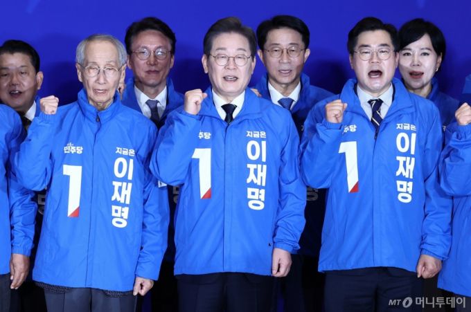 (서울=뉴스1) 김민지 기자 = 이재명 더불어민주당 대선 후보가 30일 서울 여의도 국회 의원회관에서 열린 '제21대 대통령선거 중앙선거대책위원회 출범식'에서 박찬대, 윤여준 상임 총괄선대위원장 등 참석자들과 선대위복을 입고 기념촬영을 하고 있다. 2025.4.30/뉴스1  Copyright (C) 뉴스1. All rights reserved. 무단 전재 및 재배포,  AI학습 이용 금지. /사진=(서울=뉴스1) 김민지 기자