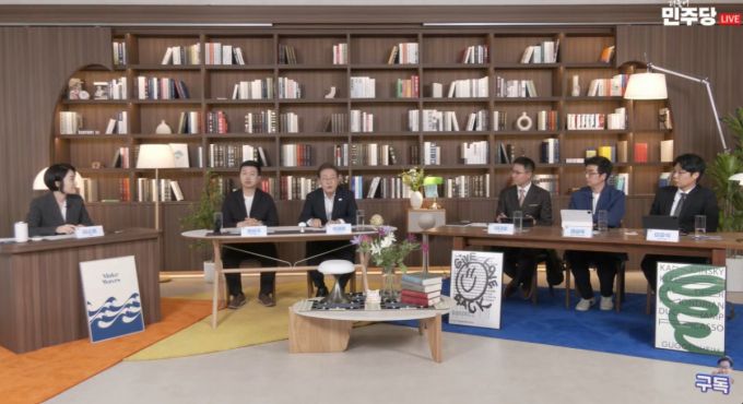 이재명 더불어민주당 대통령 후보가 8일 오후 서울 영등포구의 한 스튜디오에서 진행한 경제 채널 유튜버들과 라이브 토크쇼를 하고 있다. 왼쪽부터 사회를 맡은 이소영 민주당 의원, 전인구 전인구경제연구소 운영자, 이 후보, 이대호 와이스트릿 운영자, 채상욱 채부심 운영자, 이효석 이효석아카데미 운영자./사진=유튜브 채널 이재명tv 캡처