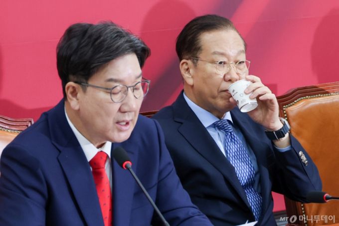 (서울=뉴스1) 안은나 기자 = 권영세 국민의힘 비상대책위원장이 8일 오전 서울 여의도 국회에서 열린 비상대책위원회의에서 물을 마시고 있다. 왼쪽은 권성동 원내대표. 2025.5.8/뉴스1  Copyright (C) 뉴스1. All rights reserved. 무단 전재 및 재배포,  AI학습 이용 금지. /사진=(서울=뉴스1) 안은나 기자