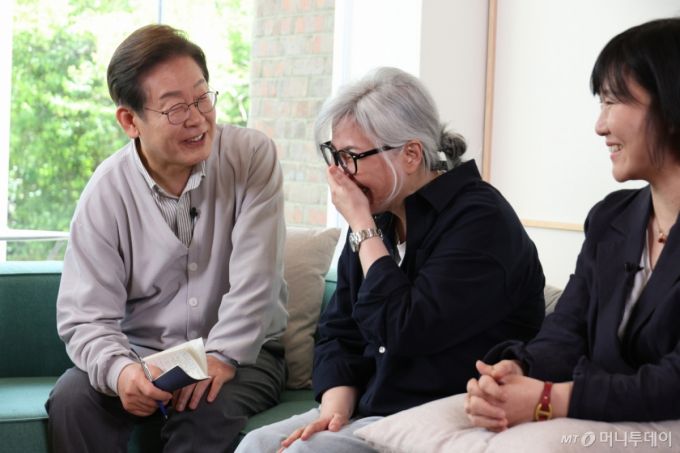 [전주=뉴시스] 조성봉 기자 = 이재명 더불어민주당 대통령 후보가 2차 골목골목 경청투어 마지막 날인 7일 오후 전북 전주시의 카페에서 '영화와 드라마, 정치가 그리는 미래의 스크린' K-콘텐츠 산업 진흥 간담회를 하고 있다. 왼쪽부터 이 후보, 김은숙 작가, 박해영 작가.(공동취재)2025.05.07.photo@newsis.com /사진=