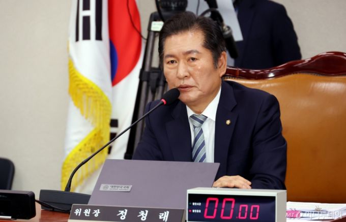 [서울=뉴시스] 조성봉 기자 = 정청래 국회 법사위원장이 2일 오전 서울 여의도 국회에서 열린 법제사법위원회 전체회의에서 발언을 하고 있다. 2025.05.02. suncho21@newsis.com /사진=조성봉